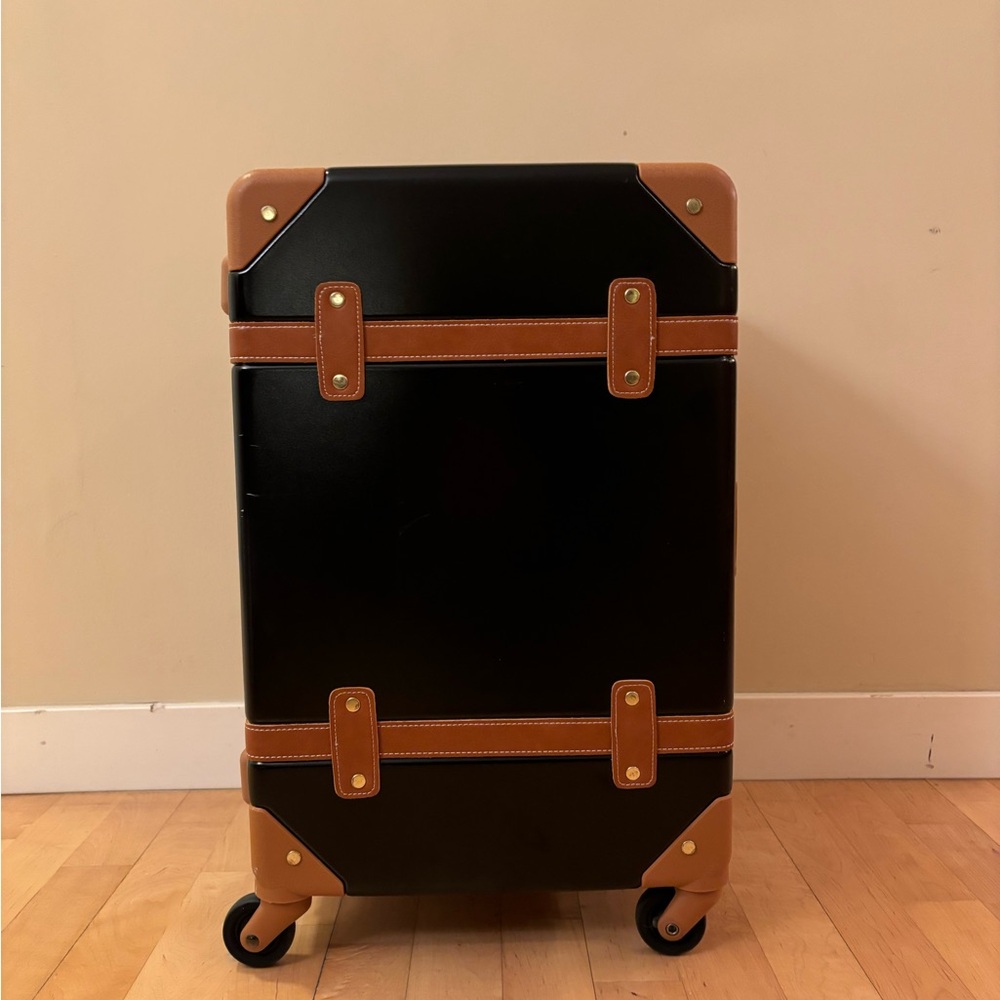 Chariot Travelware Black 20" Vintage Hardside Spinner TSA-lock Luggage